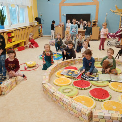 Naše země kulatá je, říká se to